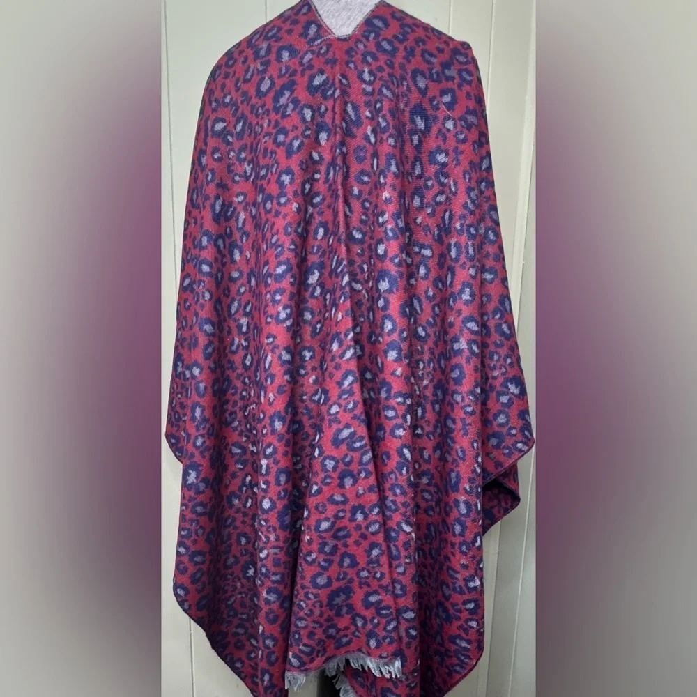 NWT Victoria Leland Animal Pattern Shoulder Throw Wrap Scarf